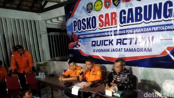Kepala Kantor Pencarian dan Pertolongan Banten, Al Amrad di Posko Gabungan SAR, di Carita, Pandeglang