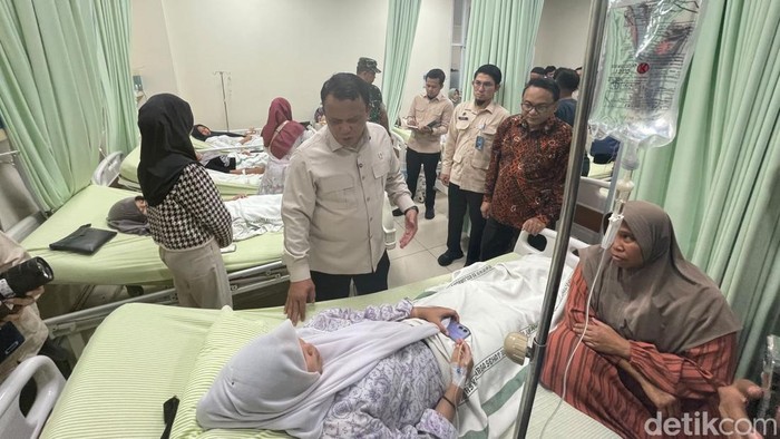Wakil Kepala BGN Trenggono didampingi Plt Bupati Pati Risma Ardhi Chandra menjenguk korban keracunan MBG di RS KSH Pati, Kamis (10/9/2026).
