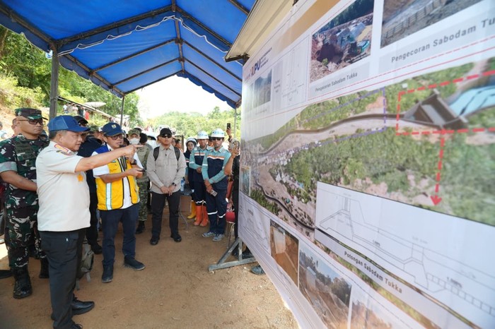 Ketua Satgas PRR Pascabencana Sumatera Muhammad Tito Karnavian saat meninjau progres rehabilitasi dan rekonstruksi pascabencana di Tapanuli Tengah, Kamis (10/9/2026).