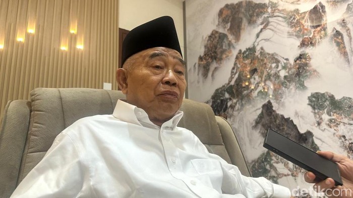 KH Asep Saifuddin Chalim, penulis epilog di buku 