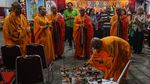 Khidmatnya Ritual Ulambana, Ratusan Umat Berdoa untuk Arwah Leluhur