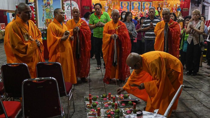 Sejumlah biksu membacakan doa untuk nama arwah saat memimpin prosesi ritual sembahyang Ulambana (Phu Tu) King Hoo Ping di Kelenteng Tjie Lam Tjay, Semarang, Jawa Tengah, Rabu (9/9/2026). Ritual sembahyang yang dipimpin oleh biksu dari China tersebut diikuti ratusan umat Tri Dharma dari warga keturunan etnis Tionghoa di kawasan pecinan untuk mendoakan para arwah leluhur supaya tenang di alam keabadian. ANTARA FOTO/Makna Zaezar