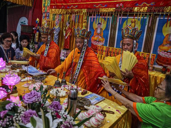 Khidmatnya Ritual Ulambana, Ratusan Umat Berdoa untuk Arwah Leluhur