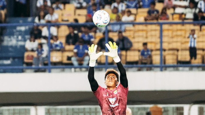 Kiper Persib Fitrah Maulana.