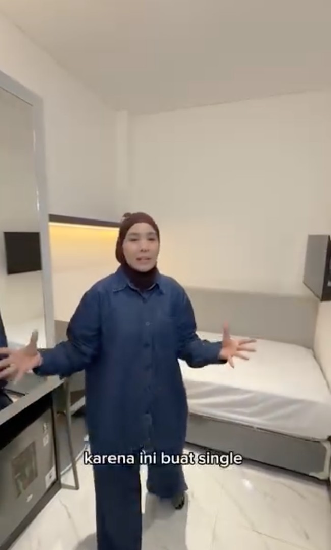 Dalam unggahan video singkat di akun Instagramnya, Tya Ariestya memamerkan kamar kos-kosan miliknya. Didominasi dengan warna coklat keabu-abuan, kamar tersebut dilengkapi dengan kasur berukuran single serta lemari untuk meletakkan barang. Foto: Instagram/@tya_ariestya