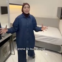 Dalam unggahan video singkat di akun Instagramnya, Tya Ariestya memamerkan kamar kos-kosan miliknya. Didominasi dengan warna coklat keabu-abuan, kamar tersebut dilengkapi dengan kasur berukuran single serta lemari untuk meletakkan barang. Foto: Instagram/@tya_ariestya
