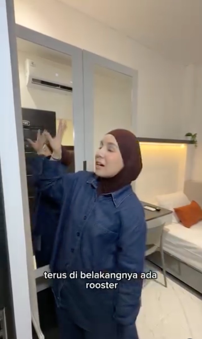 Walaupun kamar kos taampak berukuran tak terlalu besar namun fasilitasnya teerlihat cukup lengkap. Desainnya pun tampak minimalis dan cozy dengan lampu berwarna warm. Foto: Instagram/@tya_ariestya