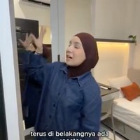 Walaupun kamar kos taampak berukuran tak terlalu besar namun fasilitasnya teerlihat cukup lengkap. Desainnya pun tampak minimalis dan cozy dengan lampu berwarna warm. Foto: Instagram/@tya_ariestya