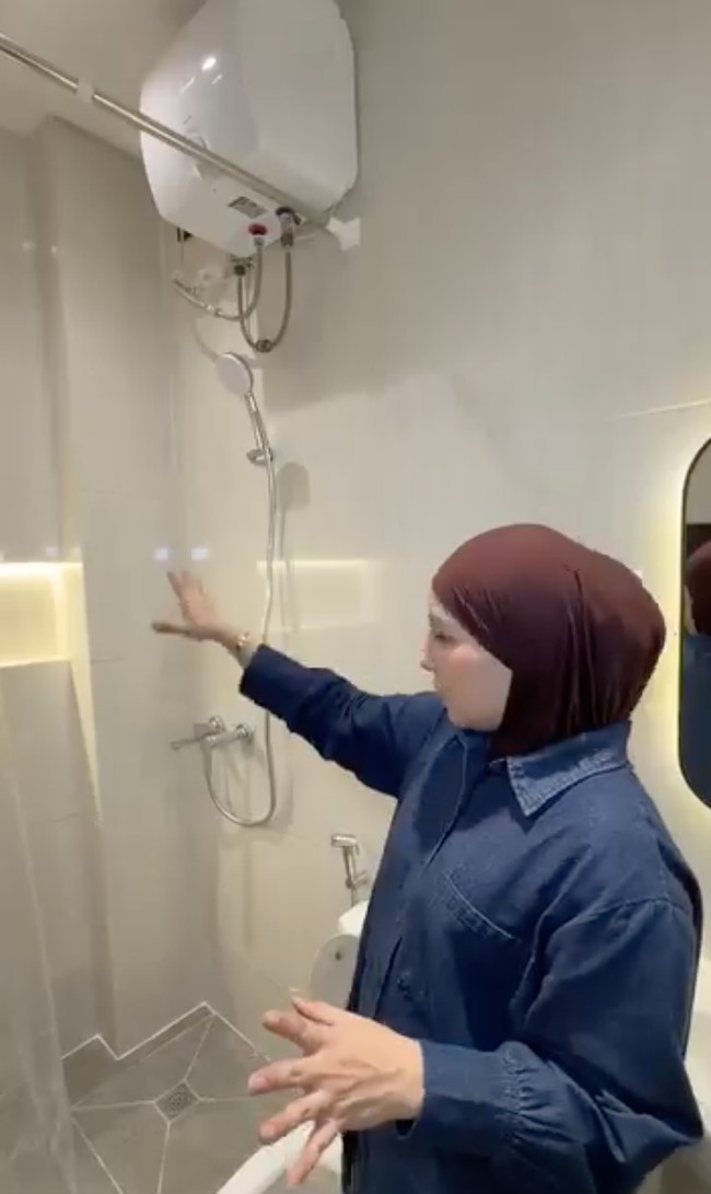 Bak kamar mandi hotel, shower dan water heater juga tampak sudah terpasang. Foto: Instagram/@tya_ariestya