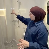 Bak kamar mandi hotel, shower dan water heater juga tampak sudah terpasang. Foto: Instagram/@tya_ariestya