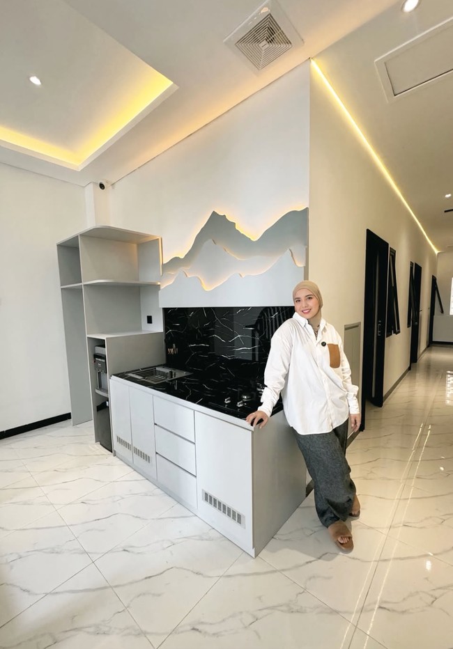 Potret penampakan dapur kos yang tak kalah estetik. Yeayyyy dapur kost kost an jadiiiii , tinggal isi Kulkas, , microwave, rice cooker, dapurnyaaa bisa dipake. Nyari2 bikin kitchen set yg budget wise tp tetep keliatan manissssasa dan dpt luxury nyaaaaaa, akhirnya mutusin pake wall panel utk table top nyaaa pas jd cakeeeppp jugaaaaa perlu di spill gak? tulis Tya dalam keterangan unggahannya. Foto: Instagram/@tya_ariestya