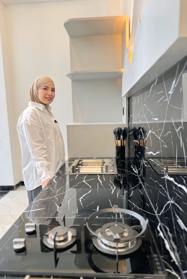 Didominasi warna hitam dan putih, dapur kos-kosan Tya tampak minimalis dan elegan.  Dapur tersebut nantinya juga akan dilengkapi dengan peralatan-peralatan elektronik lain untuk memasak. Foto: Instagram/@tya_ariestya