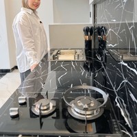 Didominasi warna hitam dan putih, dapur kos-kosan Tya tampak minimalis dan elegan.  Dapur tersebut nantinya juga akan dilengkapi dengan peralatan-peralatan elektronik lain untuk memasak. Foto: Instagram/@tya_ariestya