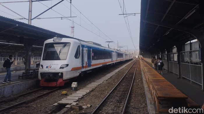KRL rute Jakarta Kota-Tanjung Priok mendapatkan rangkaian Kereta Bandara Soetta. Sejumlah penumpang Pink Line terkesan dengan fasilitas kereta Bandara Soetta. (M Syahid A/detikcom)
