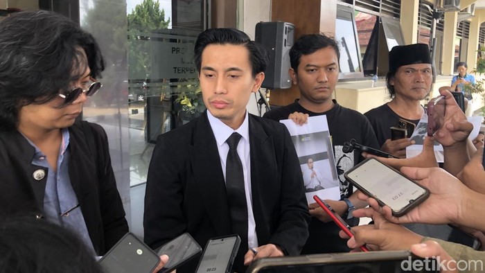 Kuasa hukum dan keluarga eks santriwati korban pemerkosaan saat mendatangi Mapolresta Sleman, Kamis (10/9/2026).