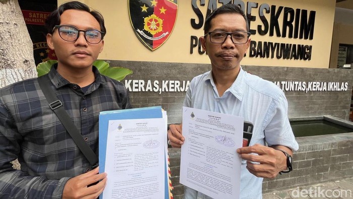 Kuasa hukum korban pencabulan guru ngaji Sempu Tedjo Rifai usai menyerahkan berkas restitusi di Polresta Banyuwang