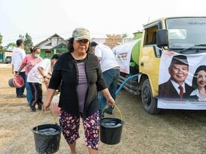 Legislator Gerindra Salurkan Bantuan Masker & Air Bersih ke Warga Lampung