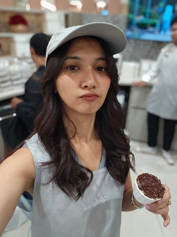 Liburan ke Korea Selatan, Sheila Dara Asyik Mukbang hingga Ngemil Pastry