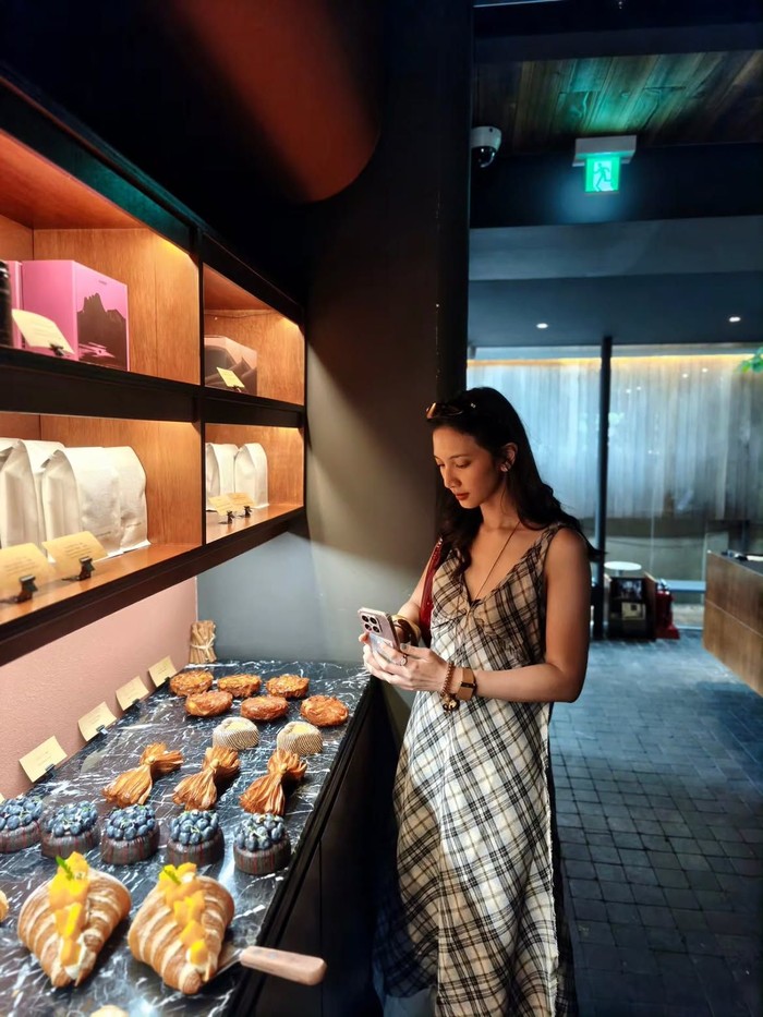 Liburan ke Korea Selatan, Sheila Dara Asyik Mukbang hingga Ngemil Pastry