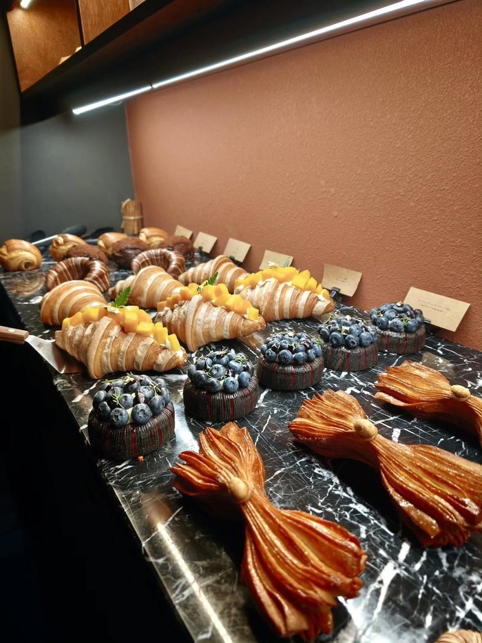 Liburan ke Korea Selatan, Sheila Dara Asyik Mukbang hingga Ngemil Pastry
