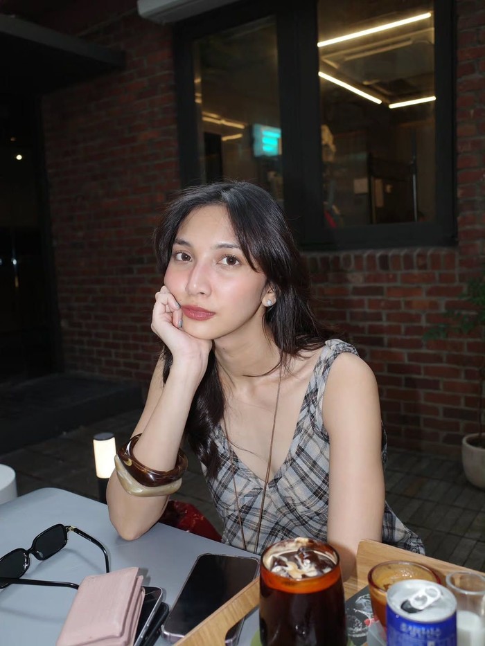 Liburan ke Korea Selatan, Sheila Dara Asyik Mukbang hingga Ngemil Pastry