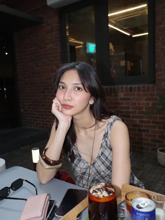Liburan ke Korea Selatan, Sheila Dara Asyik Mukbang hingga Ngemil Pastry