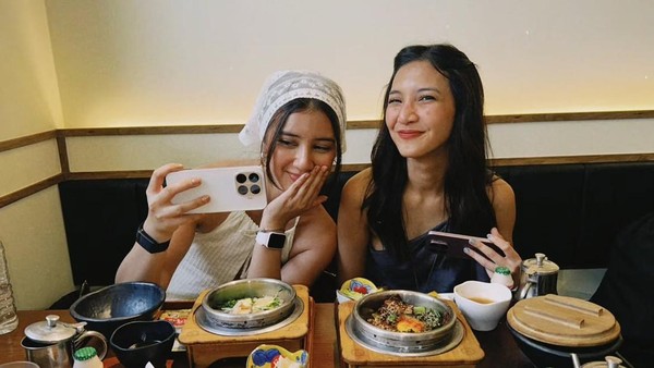 Liburan ke Korea Selatan, Sheila Dara Asyik Mukbang hingga Ngemil Pastry
