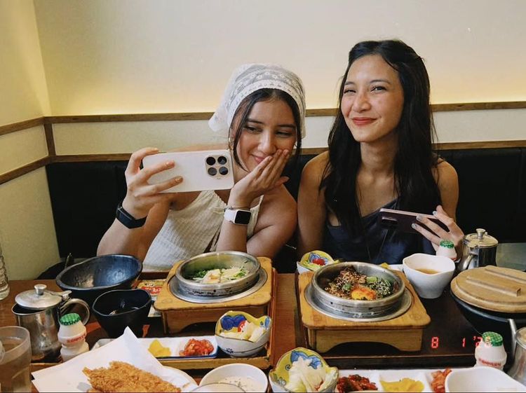 Liburan ke Korea Selatan, Sheila Dara Asyik Mukbang hingga Ngemil Pastry
