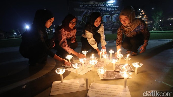 Sejumlah wartawan menyalakan lilin dan menggelar doa bersama di Alun-alun Kabupaten Bogor, Jawa Barat, Kamis (10/9/2026).