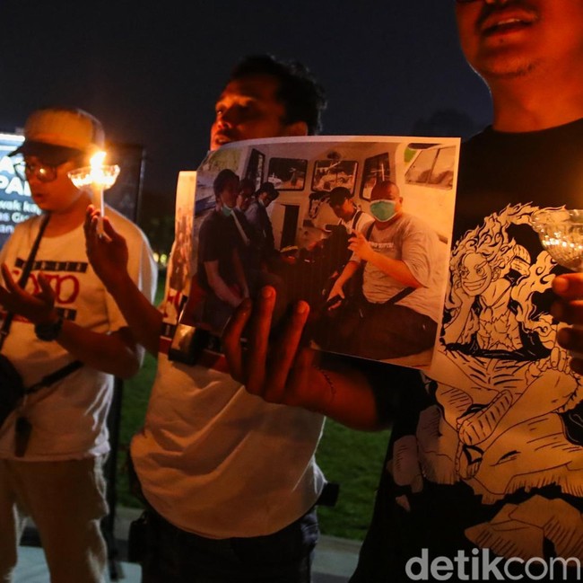 Lilin Menyala, Doa Dipanjatkan untuk Lima Jurnalis Hilang