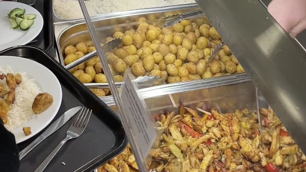 Makan siang sekolah gratis di Swedia. Makan siang sekolah gratis di Swedia. (Tangkapan Layar Video/Swedish Institute)