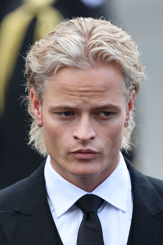 Marius Borg Hoiby, putra tiri Raja Haakon dari Nowrgia, muncul di pemakaman Raja Harald di Oslo Cathedral, Norwegia pada Rabu (9/9/2026). Kehadirannya menjadi sorotan karena Marius saat ini masih menjalani tahanan rumah setelah divonis dalam kasus pemerkosaan. Foto: Getty Images/Chris Jackson