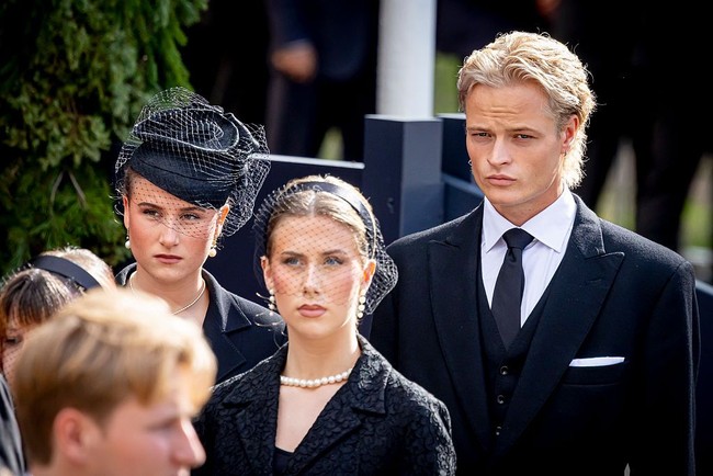 Dalam pemakaman tersebut, Marius terlihat bersama keluarga kerajaan Norwegia. Raja Haakon, Putri Ingrid Alexandra, Pangeran Sverre Magnus, Ratu Sonja, serta Putri Märtha Louise dan ketiga putrinya juga hadir. Sejumlah anggota keluarga kerajaan Inggris turut datang, termasuk Pangeran William yang mewakili Raja Charles dan Putri Anne, yang merupakan ibu baptis Raja Haakon. Foto: Getty Images/Chris Jackson