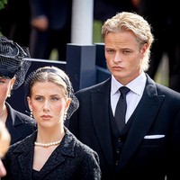 Dalam pemakaman tersebut, Marius terlihat bersama keluarga kerajaan Norwegia. Raja Haakon, Putri Ingrid Alexandra, Pangeran Sverre Magnus, Ratu Sonja, serta Putri Märtha Louise dan ketiga putrinya juga hadir. Sejumlah anggota keluarga kerajaan Inggris turut datang, termasuk Pangeran William yang mewakili Raja Charles dan Putri Anne, yang merupakan ibu baptis Raja Haakon. Foto: Getty Images/Chris Jackson