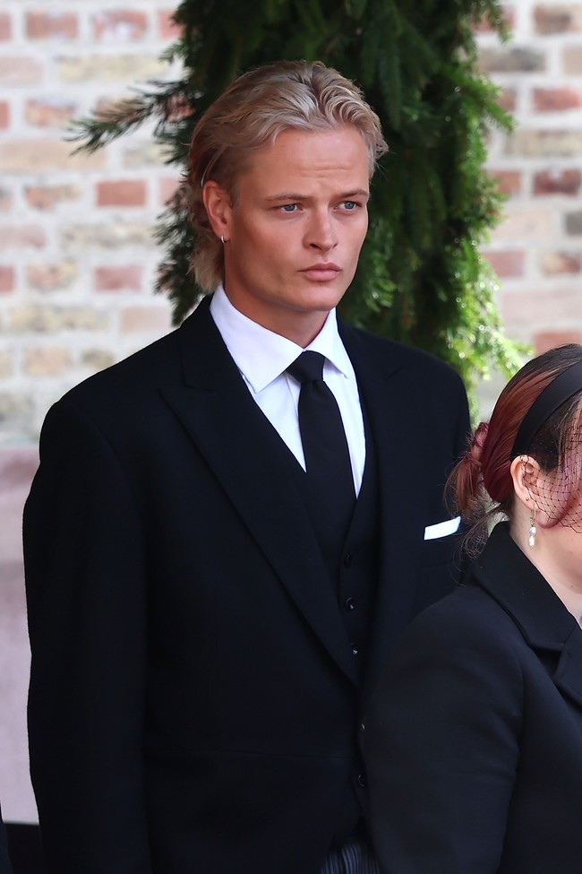 Marius merupakan putra dari Ratu Mette-Marit sebelum menikah dengan Raja Haakon. Pria 29 tahun itu menjadi anggota keluarga kerajaan yang saat ini jadi sorotan karena kasus hukumnya setelah sebelumnya divonis empat tahun penjara atas kasus pemerkosaan dan sejumlah pelanggaran lain. Namun, setelah mengajukan banding, hukuman tersebut dialihkan menjadi tahanan rumah. Pada Senin (7/9/2026), media Norwegia NRK melaporkan masa tahanan rumah Marius kembali diperpanjang hingga 7 Oktober. Foto: Getty Images/Chris Jackson