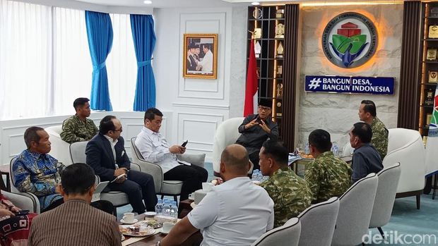 Mendes PDT Yandri Susanto menerima kunjungan Pangkopassus Letjen TNI Djon Afriandi. Mereka bahas percepatan pembangunan ekonomi desa. (Shonya NR/detikcom)