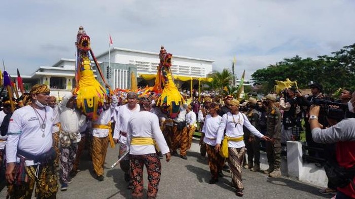 Mengulur Naga atau Ngulur Naga