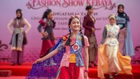 Menjaga Budaya Lewat Peragaan Busana Kebaya