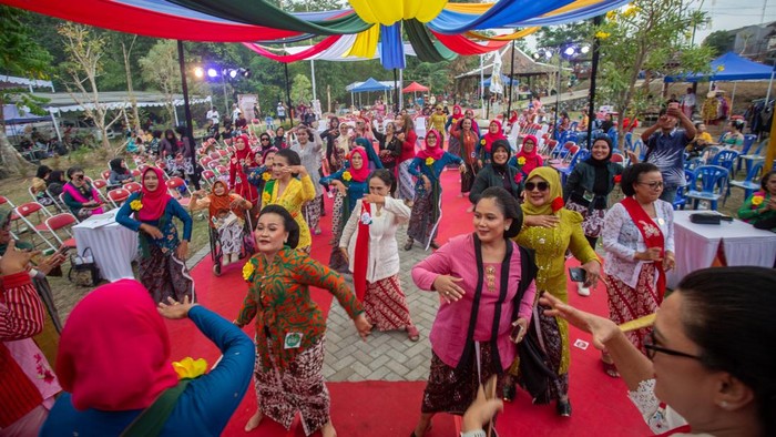 Model memeragakan busana kebaya saat lomba peragaan busana kebaya di Taman Budaya Lohjinawi, Sinduharjo, Ngaglik, Sleman, D.I Yogyakarta, Rabu (9/9/2026). Acara yang diinisiasi oleh Komunitas Kain dan Kebaya Indonesia itu menjadi rangkaian memperingati 14 tahun UU Keistimewaan DIY serta menjadi langkah nyata untuk menjaga, merawat, dan meneruskan kebaya sebagai warisan budaya kepada generasi mendatang. ANTARA FOTO/Andreas Fitri Atmoko/nym.