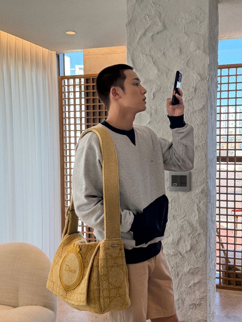 Pesona Mingyu SEVENTEEN dengan model rambut buzz cut jelang wajib militer.