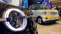Aira ev tampil mencuri perhatian di GIIAS Bandung 2026 lewat kolaborasi spesial bersama Disney and Pixar’s Toy Story 5. Hadir super eksklusif hanya 30 unit, edisi terbatas ini menyuguhkan tiga desain karakter ikonis: Woody (Starry Black), Buzz Lightyear (Milk Tea), dan Jessie (Galaxy Blue).