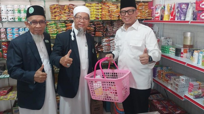 Bupati OKU berbelanja di MUI Mart.