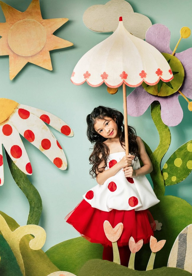 Nastusha tampil cantik kenakan atasan putih tanpa lengan bermotif polkadot merah dipadukan dengan rok tutu merah. Penampilannya terlihat simpel dan playful dengan rambut panjang yang dibuat curly dan diikat dua. Foto: Instagram/@chelseaoliviaa