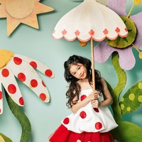 Nastusha tampil cantik kenakan atasan putih tanpa lengan bermotif polkadot merah dipadukan dengan rok tutu merah. Penampilannya terlihat simpel dan playful dengan rambut panjang yang dibuat curly dan diikat dua. Foto: Instagram/@chelseaoliviaa