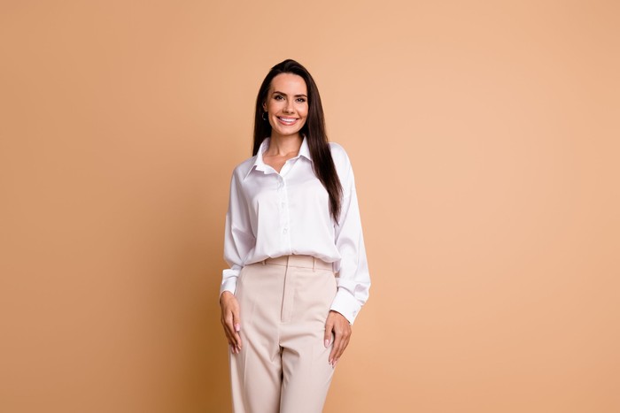 Padu Padan Baju dengan Celana Cream