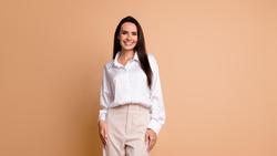 Celana Cream Cocok dengan Baju Warna Apa? Ini 7 Paduannya