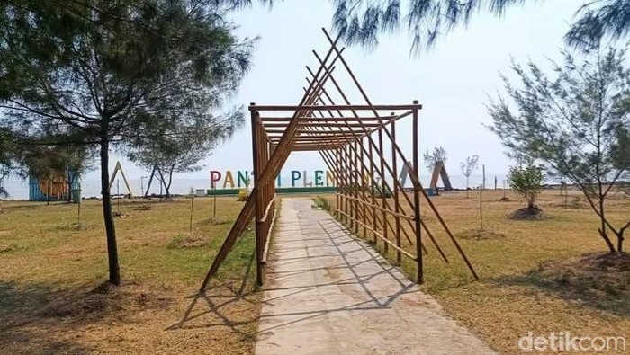 Panorama keindahan Pantai Plentong di Indramayu.