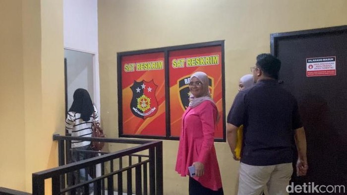 Parents Association Sekolah Alam Darul Istiqamah (SADIQ) mendatangi Polres Maros usai bentrokan ortu SPIDI dengan massa Ponpes Darul Istiqamah Maros.