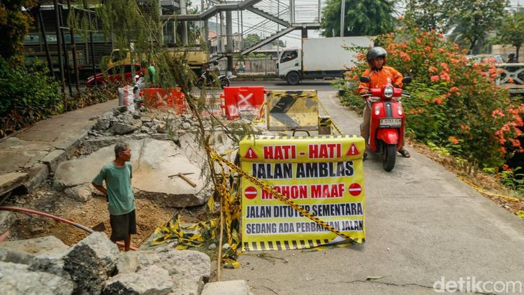 Pasca Truk Amblas, Jalan di Klender Kini Mulai Diperbaiki