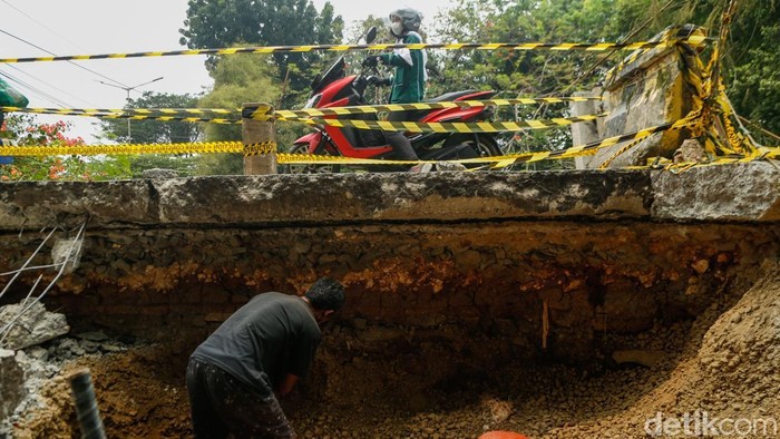 Pekerja mulai memperbaiki jalan yang amblas di kawasan Klender, Jakarta Timur, Kamis (10/9/2026). Perbaikan dilakukan setelah sebagian badan jalan mengalami kerusakan akibat truk yang melintas.